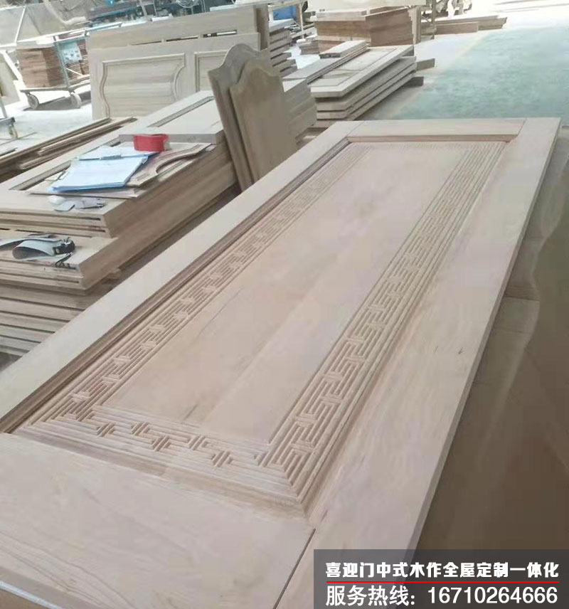 喜迎門車間里擺放的原木色中式木門